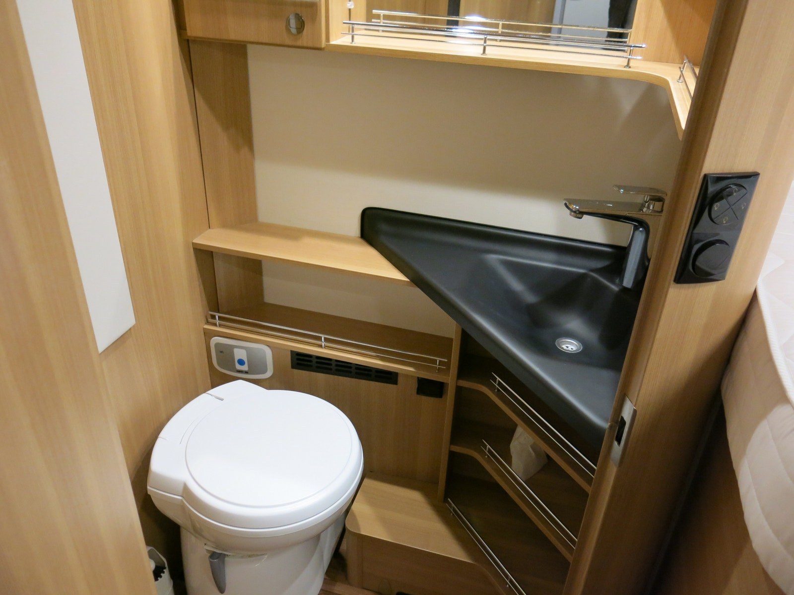 LMC 737 G Breezer kaufen – Kroken Bobil AS