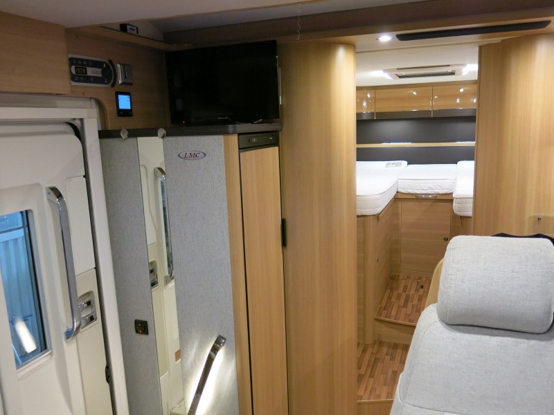 LMC 737 G Breezer kaufen – Kroken Bobil AS