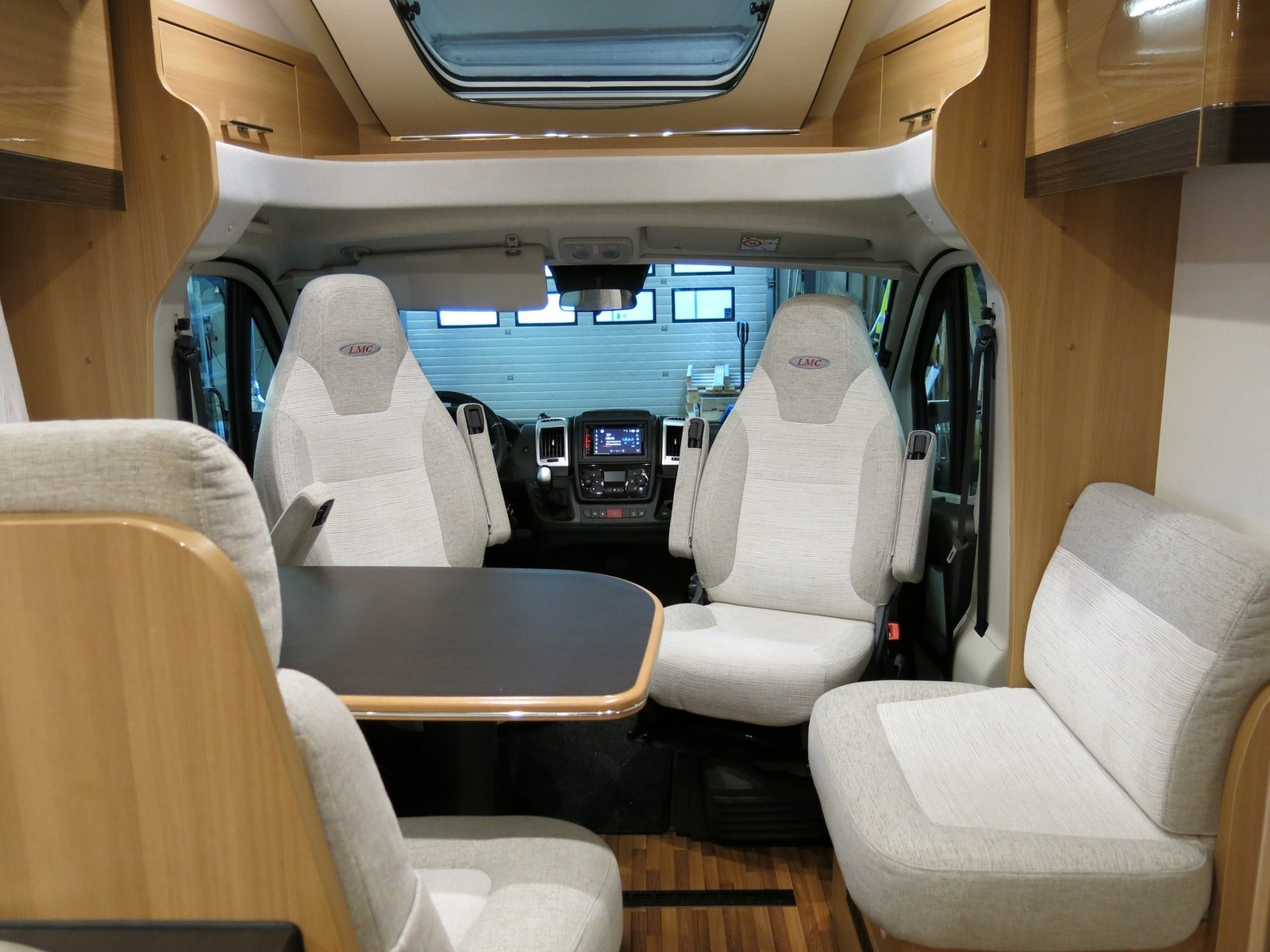 LMC 737 G Breezer kaufen – Kroken Bobil AS