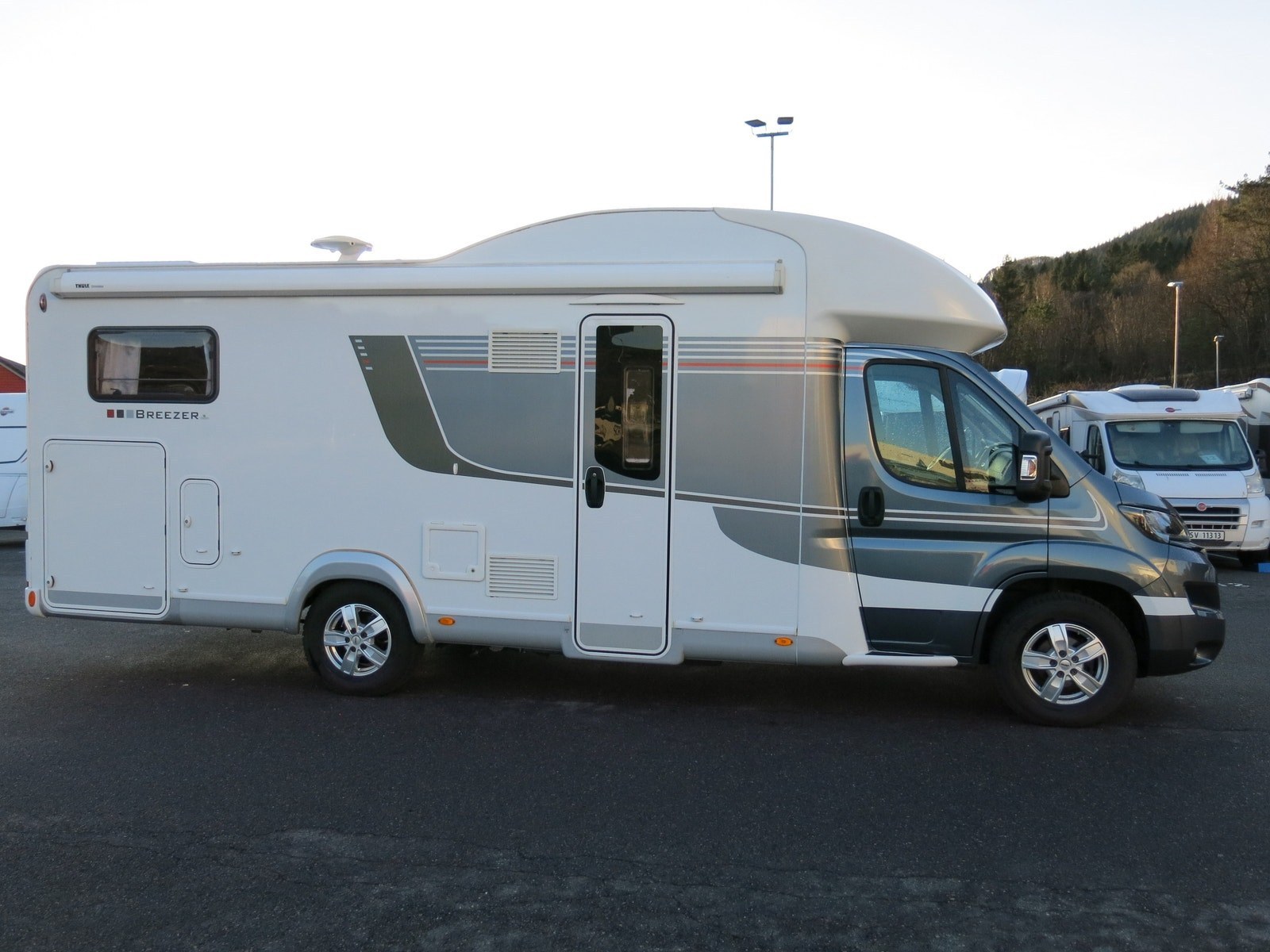 LMC 737 G Breezer kaufen – Kroken Bobil AS