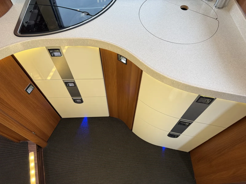 Carthago Chic E-Line I51QB Li