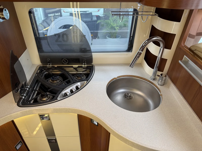 Carthago Chic E-Line I51QB Li