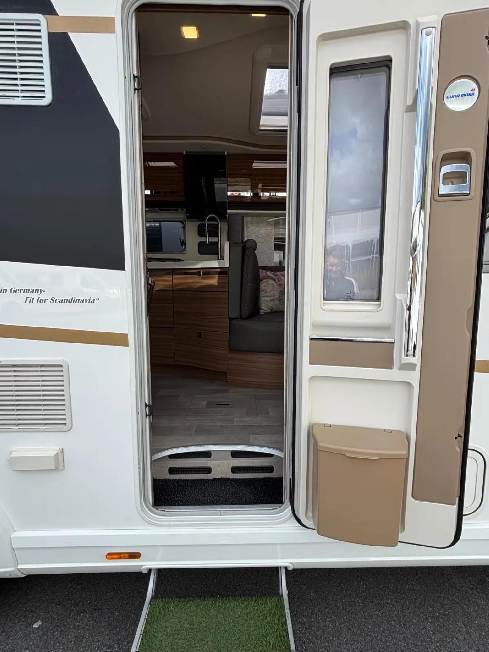 Eura Mobil Integra 890 QB